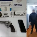Lo frenaron en un control y descubrieron un combo peligroso: arma, droga y dinero
