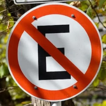 Nueva restricción de estacionamiento en zona escolar para ordenar el tránsito
