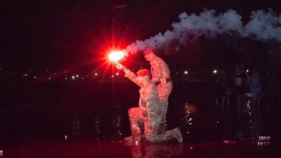 Una noche de memoria y emoción: así se vivió la vigilia por Malvinas en Mar del Plata