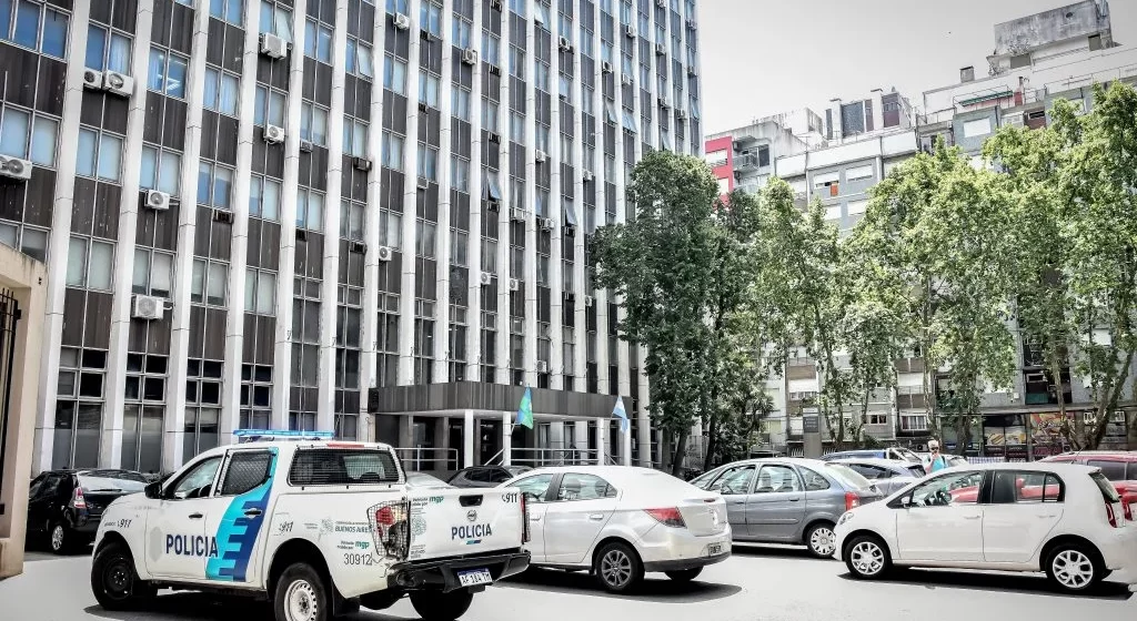 Juzgan a un expolicía por el crimen de un hombre en una plaza del barrio San Jorge