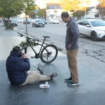 Doble choque por esquivar un pozo: “Casi me mato”