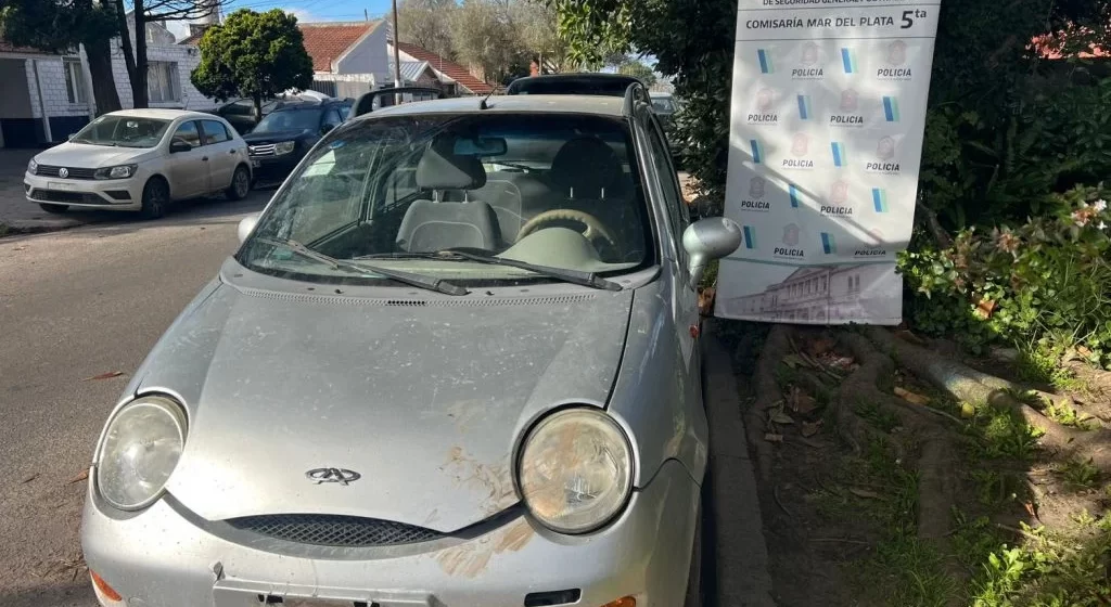 Intentaban arrancar un auto robado en plena calle y uno terminó detenido