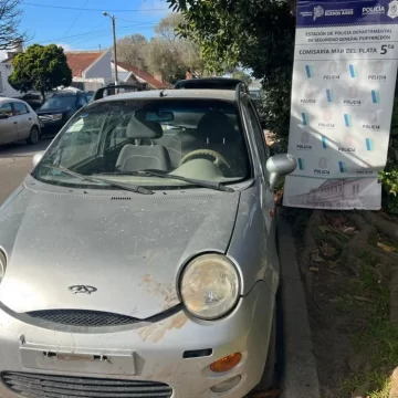 Intentaban arrancar un auto robado en plena calle y uno terminó detenido