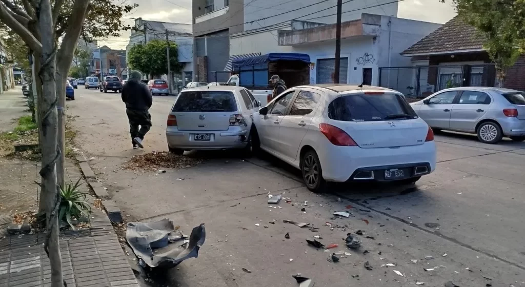 Tremendo choque en Mar del Plata: un automovilista se desvaneció y terminó impactando contra un vehículo estacionado