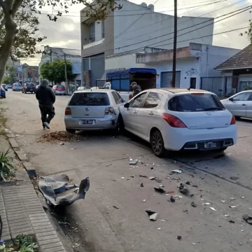 Tremendo choque en Mar del Plata: un automovilista se desvaneció y terminó impactando contra un vehículo estacionado