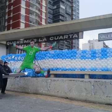 “Modo Mundial”: restauran la gigantografía del Dibu Martínez en Mar del Plata