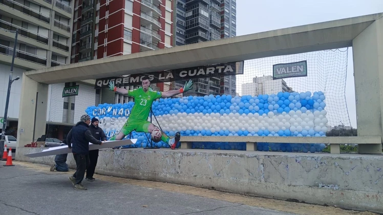 dibidubdu “Modo Mundial”: restauran la gigantografía del Dibu Martínez en Mar del Plata