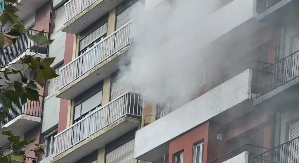Incendio y tragedia en el centro: hallaron a una mujer sin vida en un departamento