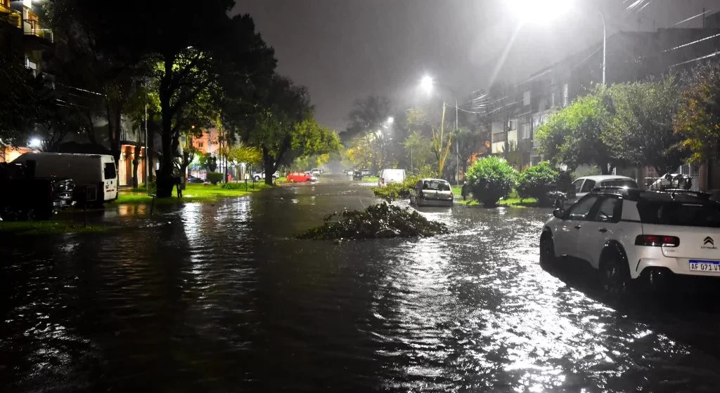 Tras el fuerte temporal, hubo más de 100 reclamos por cloacas y bocas de tormenta