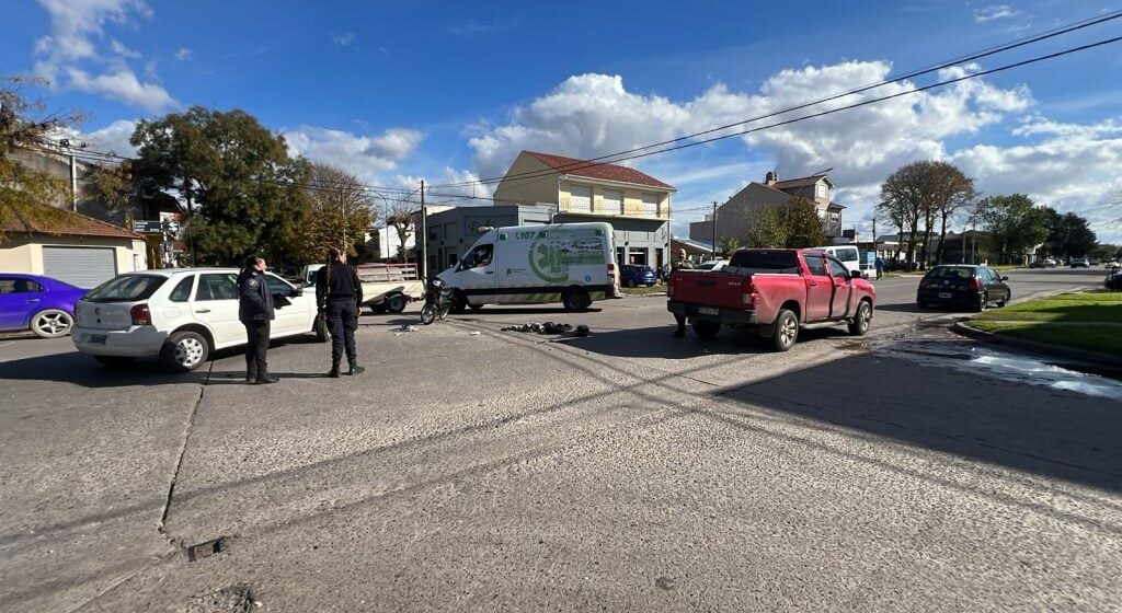 Un motociclista chocó con un remis y descubrieron que la moto era robada