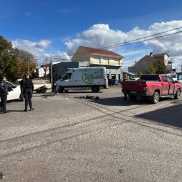 Un motociclista chocó con un remis y descubrieron que la moto era robada