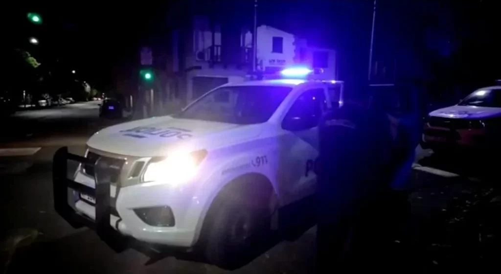 Robó una moto, escapó y terminó incrustado contra un auto