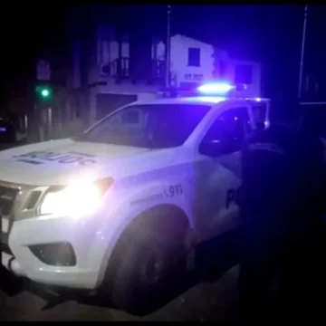 Robó una moto, escapó y terminó incrustado contra un auto