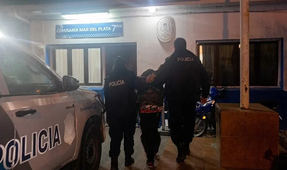 Repartidores persiguieron y atraparon a dos jóvenes tras el robo de una moto de delivery