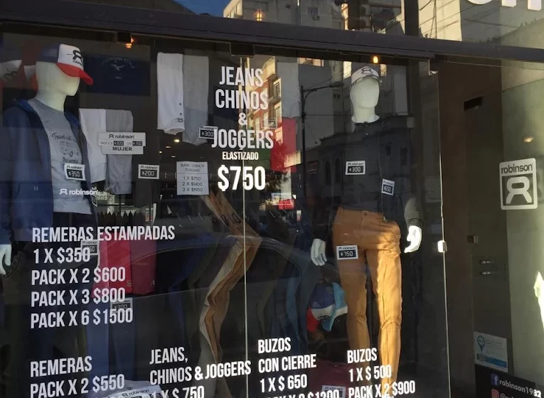 Rompió la vidriera de un local céntrico y lo atraparon con la ropa robada