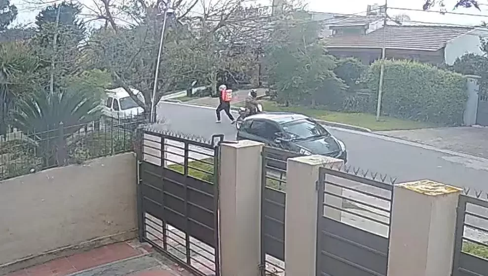rodbo delivrey Se disfrazó de delivery, quiso robar un auto y le disparó a una mujer cuando entraba a su casa