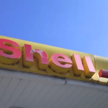 Golpeó a un playero de una Shell para robarle un iPhone: escapó a una villa y terminó detenido