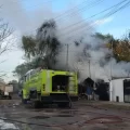 Tensión en la madrugada: un gran incendio afectó una vivienda y un auto
