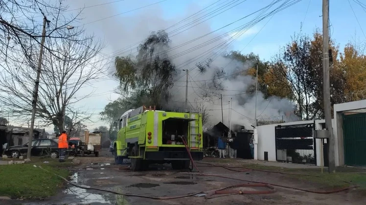 ssososo Tensión en la madrugada: un gran incendio afectó una vivienda y un auto