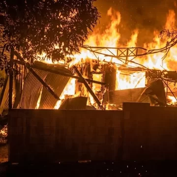 Voraz incendio destruyó una vivienda en el Bosque Peralta Ramos: cuatro mujeres lograron escapar