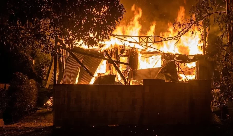 vorasz Voraz incendio destruyó una vivienda en el Bosque Peralta Ramos: cuatro mujeres lograron escapar